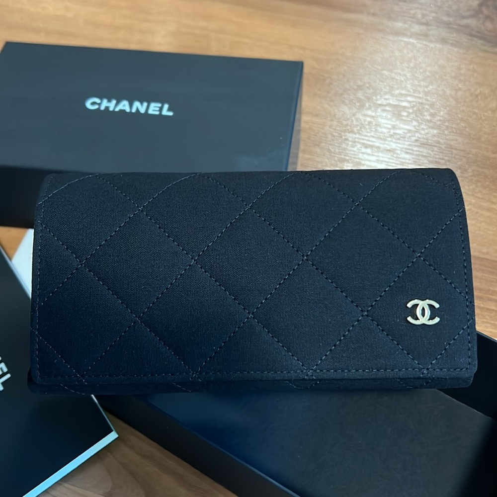 100% Authentic CHANEL SUNGLASSES case / holder